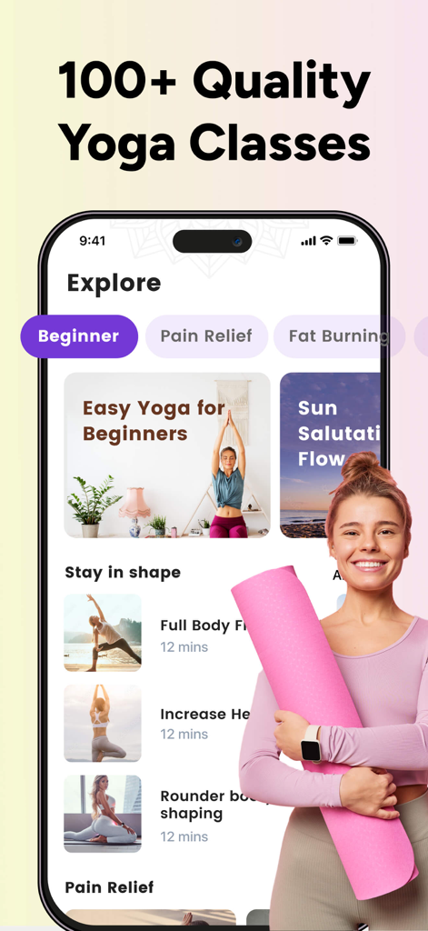 Una mujer sosteniendo una alfombra de yoga rosa junto a la pantalla de un smartphone que muestra varias clases de yoga y pilates para principiantes