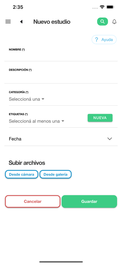 Pantalla móvil mostrando un formulario para subir un nuevo estudio médico con opciones para adjuntar archivos de la cámara o la galería