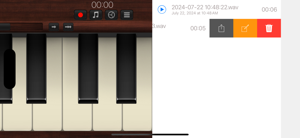 Vista de pantalla dividida de la aplicación Organ que presenta un teclado musical y una lista de grabaciones guardadas.