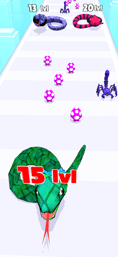 Una serpiente verde de nivel 15 navegando por una pista con huevos púrpuras y serpientes oponentes.