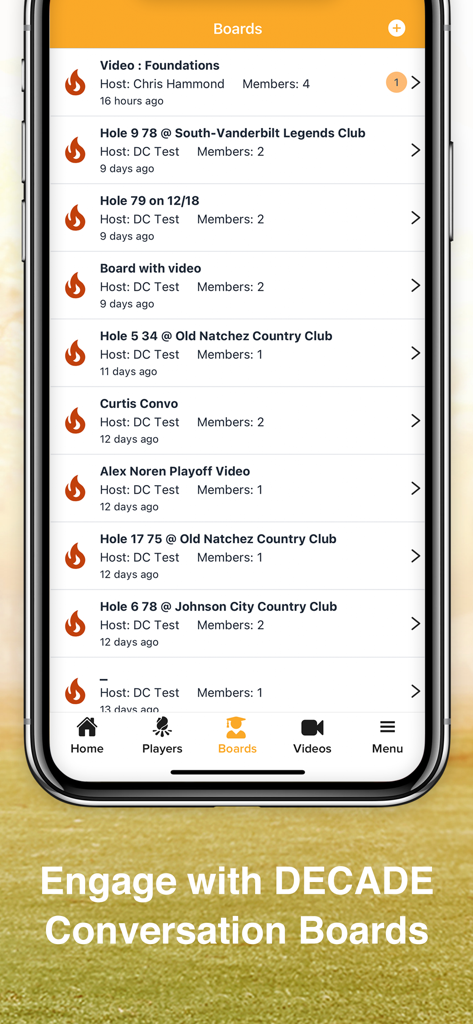 Oberfläche der DECADE für Instruktoren App, die eine Liste von Schülerdiskussionsforen und Videodiskussionen anzeigt