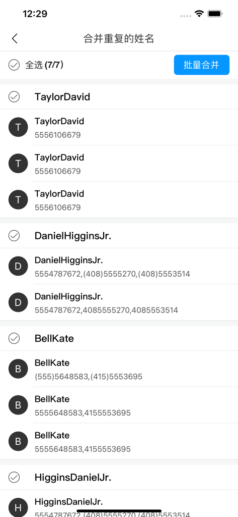 Tela do aplicativo do iPhone mostrando uma lista de nomes de contatos duplicados com uma opção para mesclagem em massa