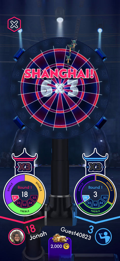 Darts of Fury: PvP Multiplayer - Una partida competitiva de dardos multijugador en Darts of Fury que muestra un modo de juego Shanghái y las puntuaciones de los jugadores.