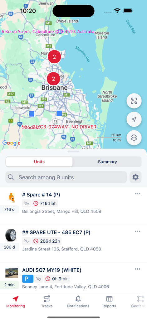 Trakpro Live App-Oberfläche mit einer Echtzeit-GPS-Tracking-Karte und einer Liste der verfolgten Fahrzeuge und Bestände.
