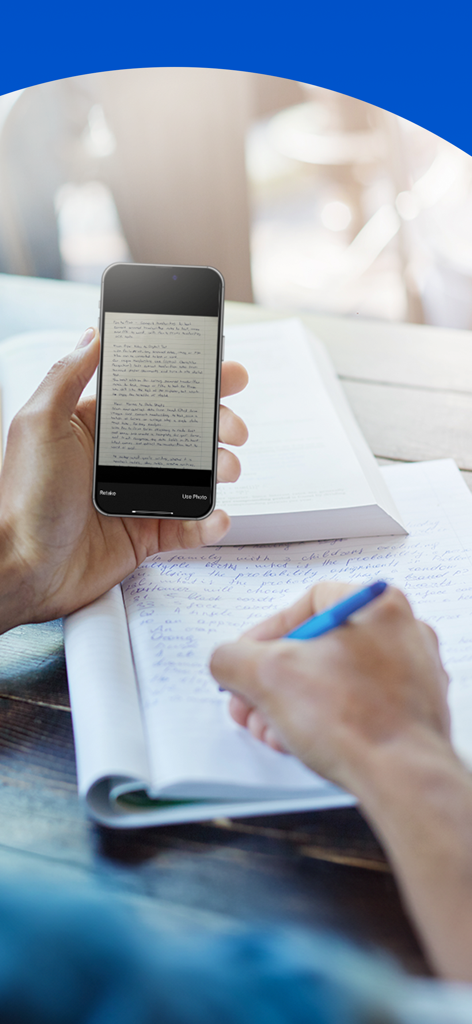 PenToPrint Handwriting to PDF - 検索可能なPDFにデジタル変換するためにノートから手書きノートをスキャンするためにスマートフォンを使用している人