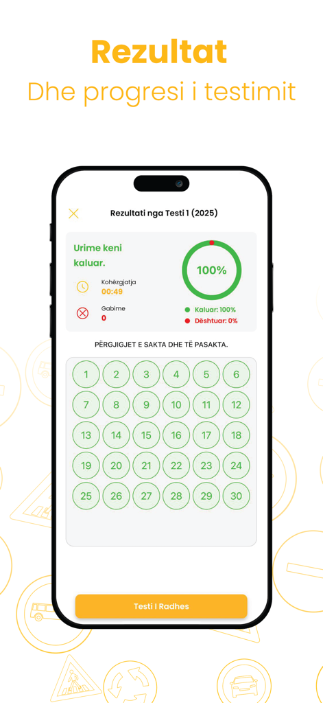 Bildschirm einer mobilen App, der ein erfolgreiches Ergebnis einer theoretischen Fahrprüfung mit hundert Prozent auf Albanisch zeigt