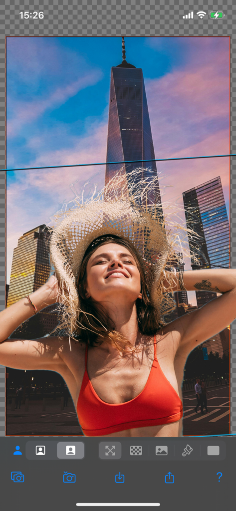 Background Replacer - 都市のスカイラインの背景から分離されているストローハットをかぶった女性を示すBackground Replacerアプリのインターフェイス。