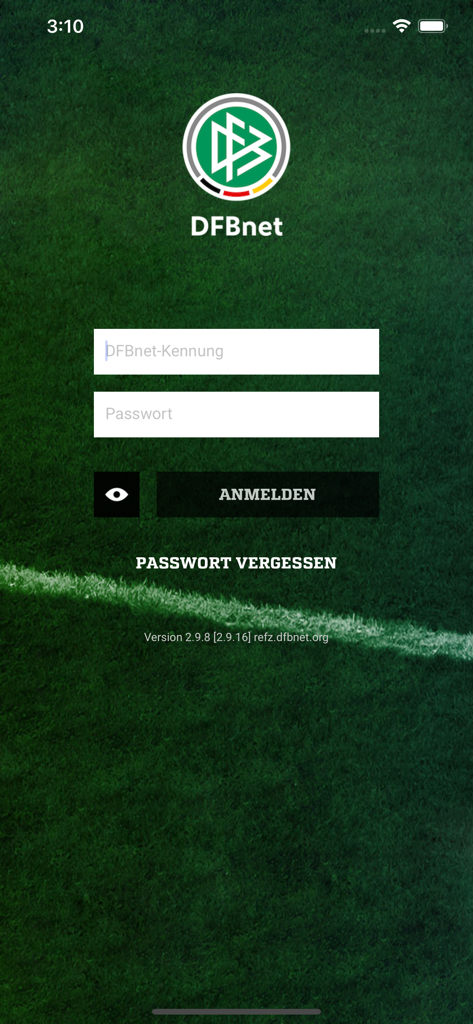 DFBnet Mobile App Login-Bildschirm mit dem Logo des Deutschen Fußball-Bundes und einem Fußballfeld im Hintergrund.