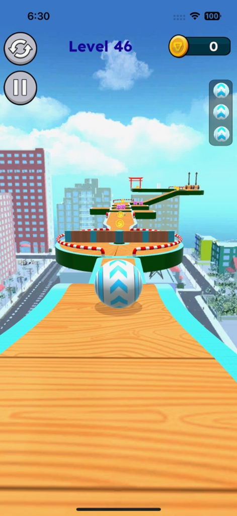 Uma bola listrada em azul e branco rolando em uma pista de madeira alta acima de um horizonte de cidade em Sky Ball 3D