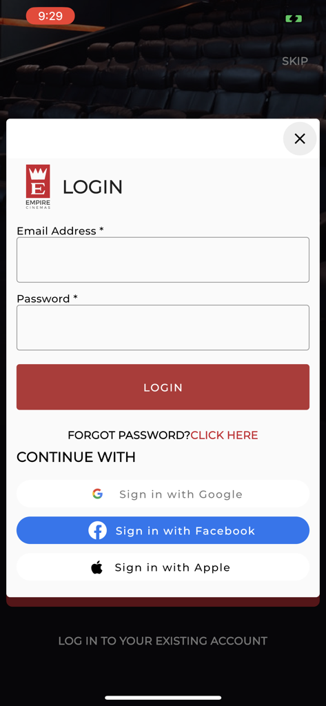 Empire Cinemas - Pantalla de inicio de sesión de la aplicación Empire Cinemas con campos de correo electrónico y contraseña, junto con opciones de inicio de sesión social para Google, Facebook y Apple.