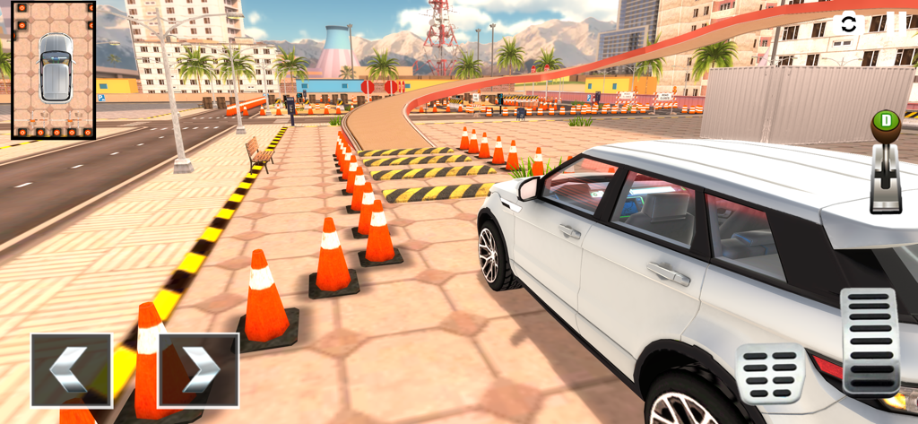 Car Parking Simulator : 2026 - 街の環境で、オレンジ色のコーンとランプがある駐車コースを走行する白いSUV