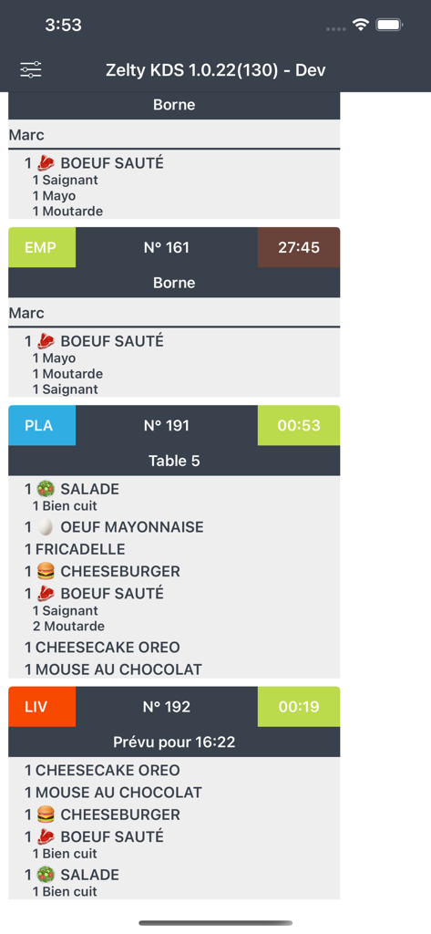 Interface do Zelty KDS exibindo pedidos de restaurante em tempo real com categorias codificadas por cores para entrega e take-away