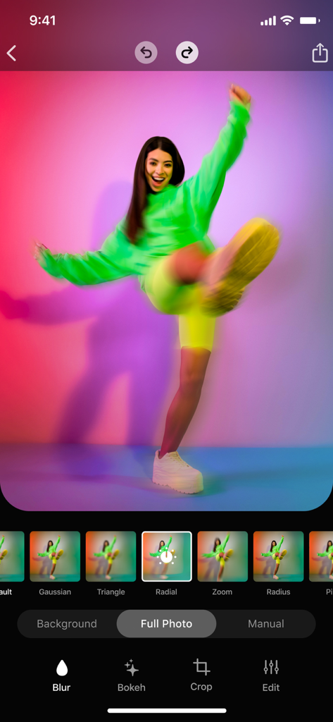 Blur Photo - Effect Editor - Benutzeroberfläche der Blur Photo App, die einen radialen Weichzeichnungseffekt auf ein farbenfrohes tanzendes Porträt zeigt
