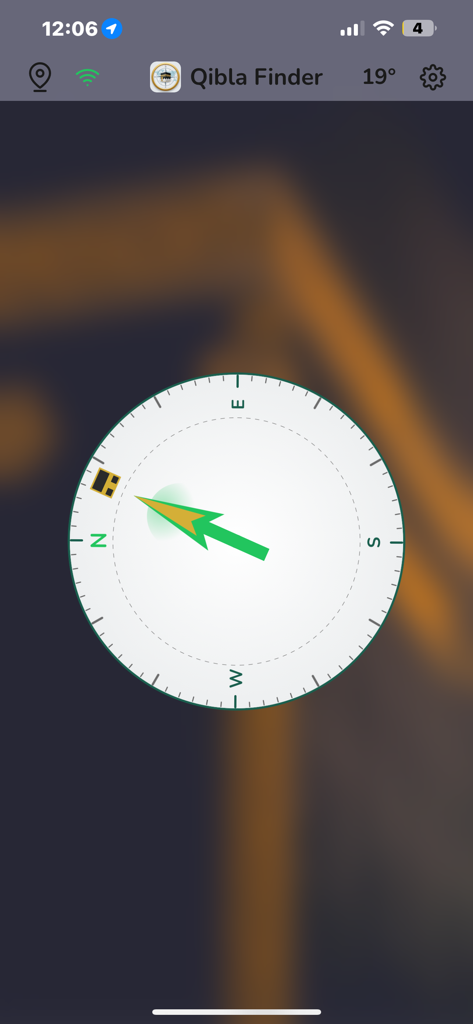Qibla Finder One - Minimalist compass interface of Qibla Finder One app indicating the direction toward the Kaaba with a green arrow.