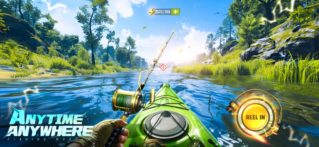 Una perspectiva en primera persona de pesca desde un kayak verde en un río escénico en el juego móvil Fishing Master.