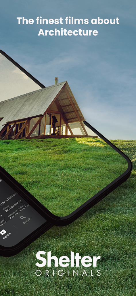 Una pantalla de smartphone que muestra un documental sobre una casa moderna de madera tipo A en una colina verde bajo un cielo azul.