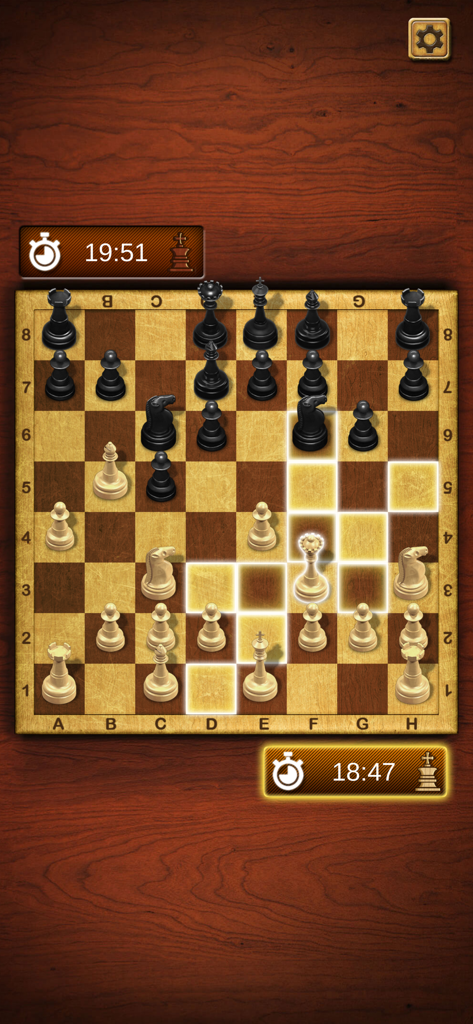 Classic Chess Master - Interfaz del juego móvil Classic Chess Master mostrando una partida de ajedrez con piezas 3D y temporizadores sobre un fondo de madera.