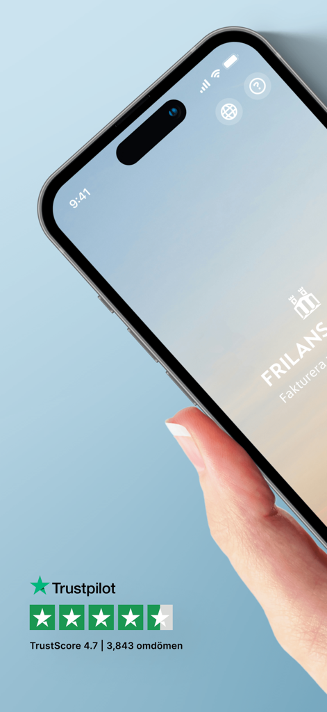Frilans Finans - Una mano sosteniendo un smartphone que muestra la pantalla de inicio de la aplicación Frilans Finans con una alta calificación de Trustpilot en la parte inferior.