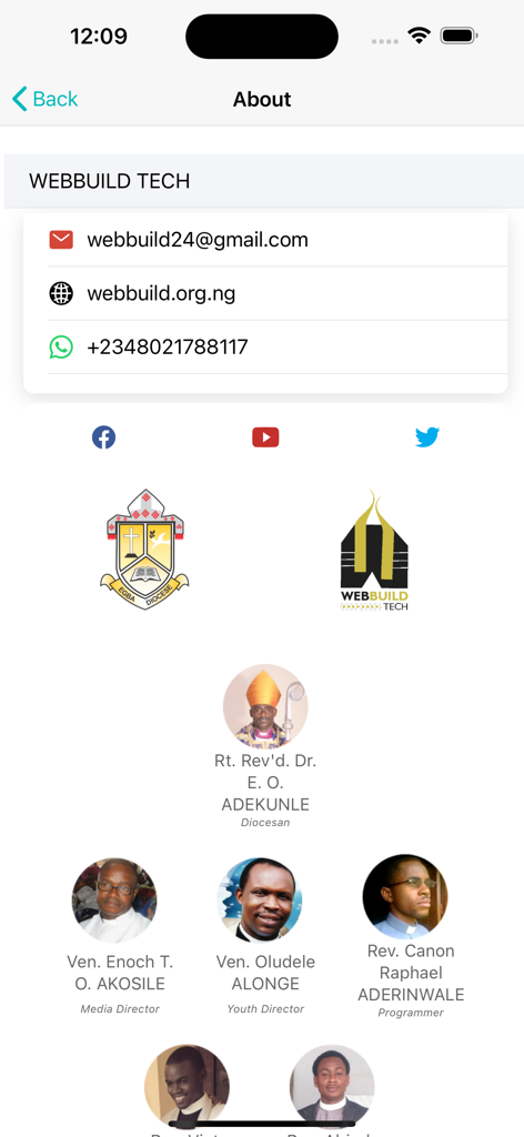 Pagina "Informazioni" dell'app Daily Fountain Devotional che mostra informazioni di contatto e ritratti della leadership ecclesiastica.