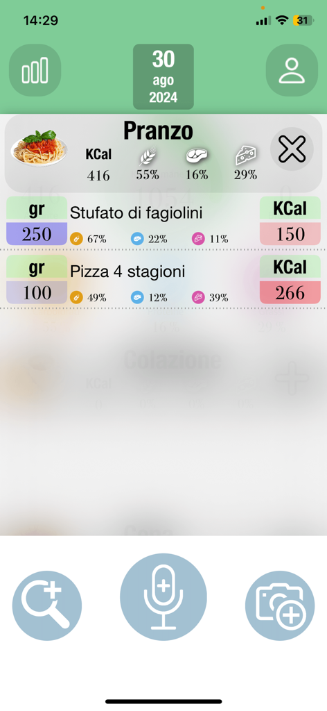 Calorie Tracker & Fasting AI - Interfaz de la aplicación Pratiko Life que muestra un desglose detallado de calorías y macronutrientes para un almuerzo registrado que incluye pizza y estofado de verduras.