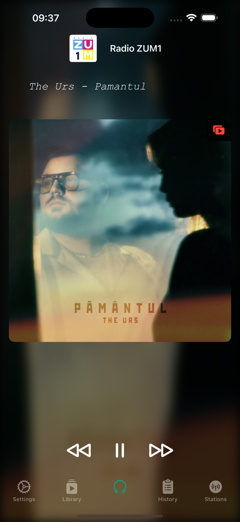 Interfaz de la aplicación móvil Radio MD mostrando la pantalla de reproducción de Radio ZUM1 con detalles de la canción y controles de reproducción