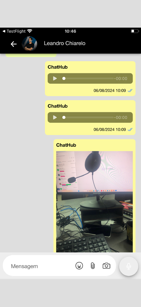 ChatHubモバイルアプリのインターフェース。オーディオメッセージと共有写真が含まれる会話を表示