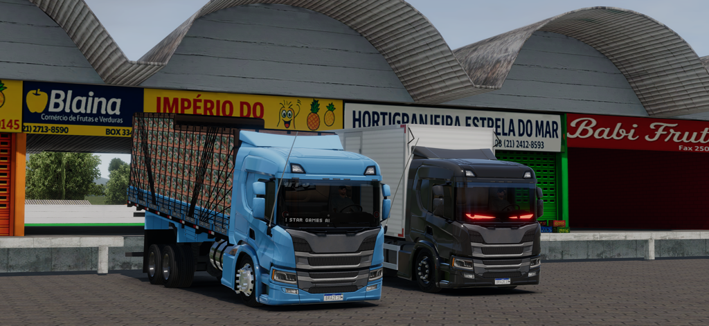Global Truck Online - Dos camiones personalizados estacionados frente a un mercado de productos agrícolas en Global Truck Online.