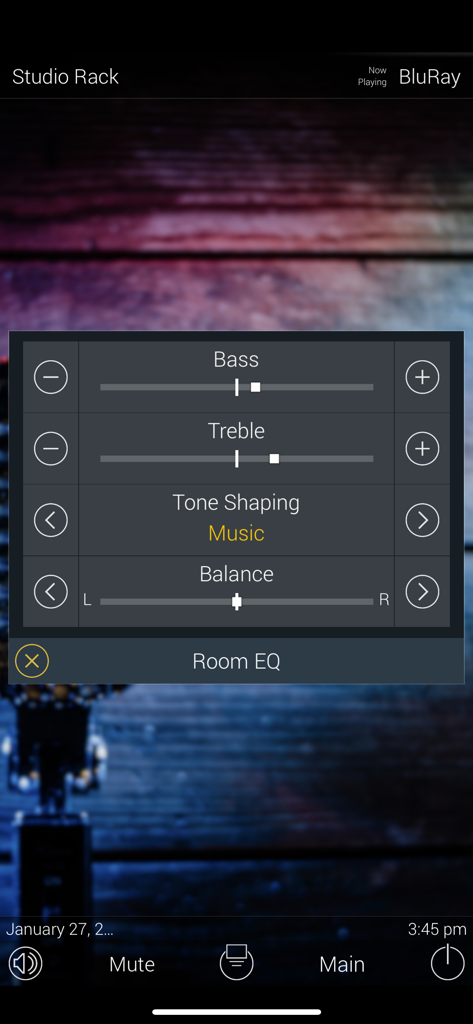 Interface de configurações de Room EQ do aplicativo URC Mobile 2.5 mostrando controles de áudio de graves, agudos e balanço