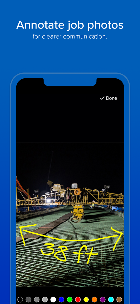 Um trabalhador da construção usa o aplicativo HCSS Field para desenhar uma anotação de medição de 38 pés diretamente em uma foto do canteiro de obras para uma comunicação mais clara.