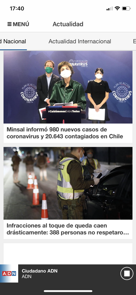 ADN Radio para iPhone - Interfaz del feed de noticias de la aplicación ADN Radio mostrando artículos de noticias nacionales de Chile