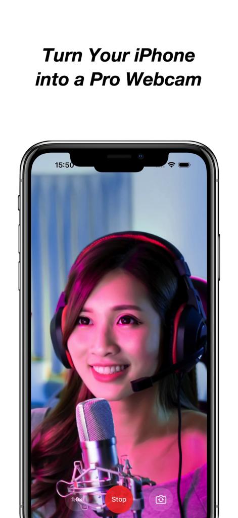 헤드셋과 마이크를 착용한 여성이 iPhone 화면에 앱의 기능을 보여주며 전화기를 전문 웹캠으로 바꿀 수 있음을 보여줍니다.