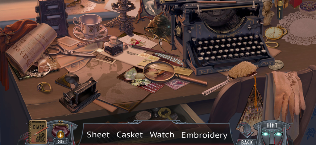 Bathory - The Bloody Countess - Une scène d'objets cachés détaillée mettant en scène une machine à écrire vintage et une loupe sur un bureau encombré.