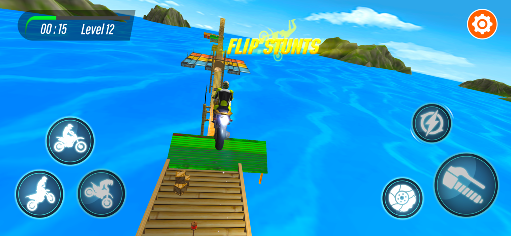 Bike Stunt Racing Extreme 3D - Un motard effectuant des cascades sur une rampe en bois au-dessus de l'océan dans un jeu de course 3D.