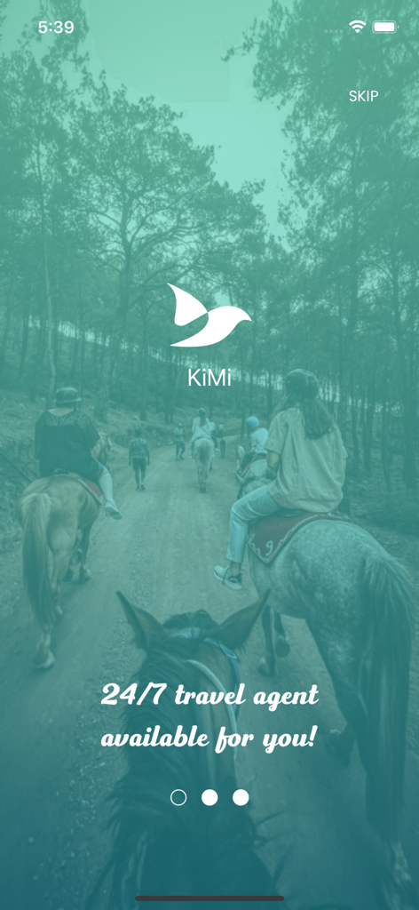 Pantalla de incorporación de la aplicación KiMi Travel con viajeros a caballo en un bosque con texto que promociona la disponibilidad de agentes de viajes 24/7