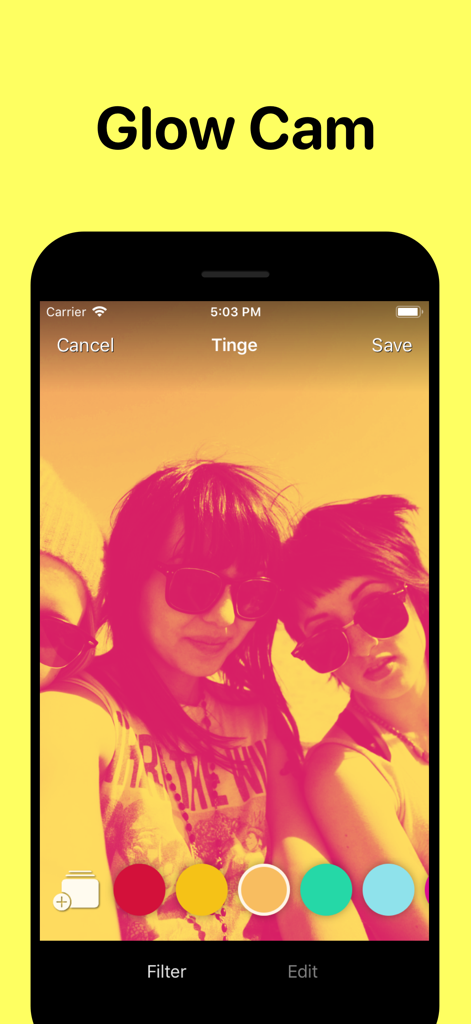 Tinge - Glow Cam - A tela de um smartphone exibindo o aplicativo Tinge Glow Cam com um filtro vintage duotono quente aplicado a uma foto de três amigos.