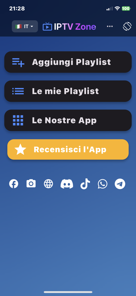 Pantalla del menú principal de la aplicación IPTV Zone Plus con opciones de gestión de listas de reproducción y enlaces a redes sociales