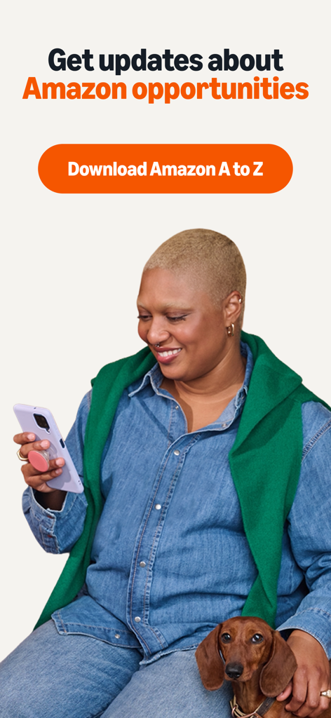 Una mujer sonriendo mientras mira su teléfono junto a un perro pequeño con texto promocionando oportunidades profesionales de Amazon