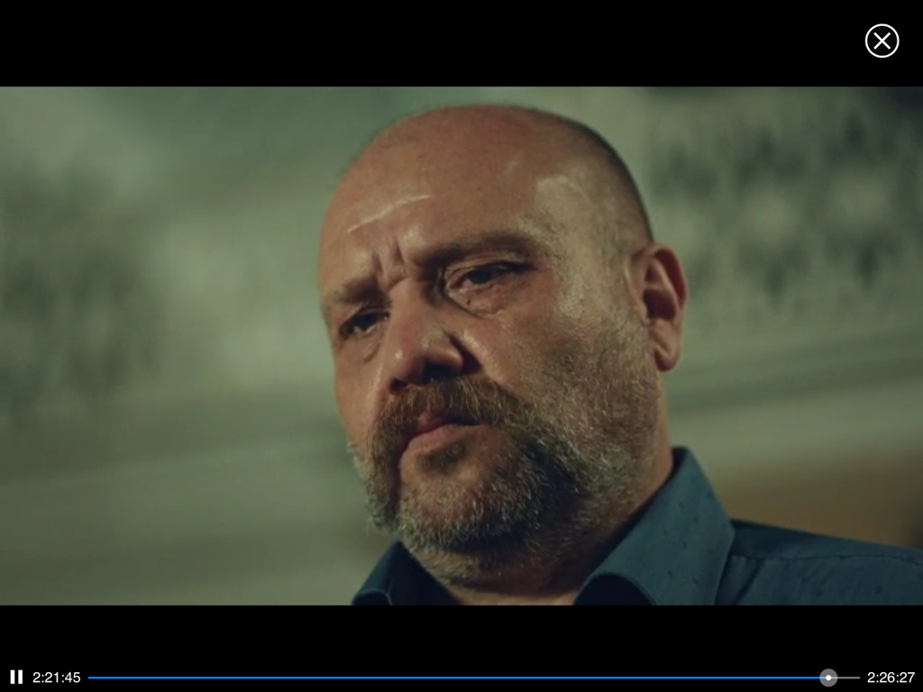 Primer plano de un personaje masculino en un drama turco en Kanal D para iPad