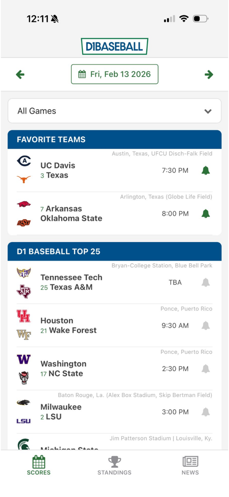 D1 Baseballアプリのスコア画面。大学野球の試合スケジュールとトップ25ランキングを表示。