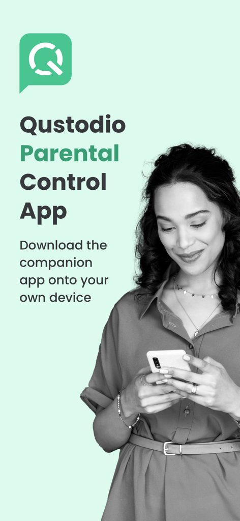 Una mujer usando un smartphone con texto explicando la descarga de la app complementaria de Control Parental Qustodio