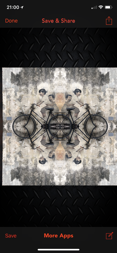 Una foto reflejada de niños en una bicicleta creando un efecto caleidoscópico usando la aplicación Mirrored.