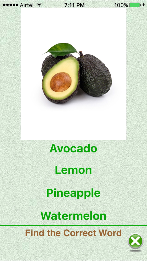 어린이가 선택할 수 있는 여러 과일 이름 옵션과 함께 아보카도 이미지가 표시된 교육용 어휘 게임 화면