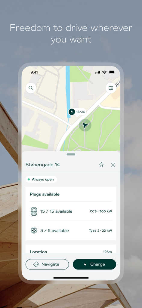 App mobile Clever che mostra la disponibilità delle stazioni di ricarica per veicoli elettrici e i controlli di navigazione su una mappa