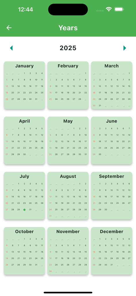 Islamic Hijri Calendar - Vista anual para 2025 en la aplicación Calendario Islámico Hégira que muestra los doce meses en un diseño de cuadrícula.