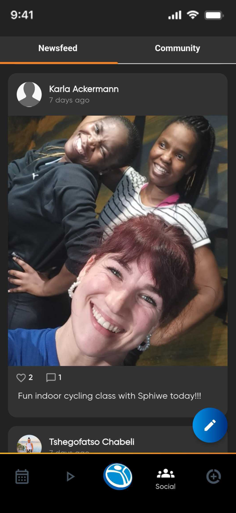 Planet Fitness Playアプリのソーシャルニュースフィードのスクリーンショット。サイクリングクラスからのグループ写真を含むコミュニティ投稿が表示されています。