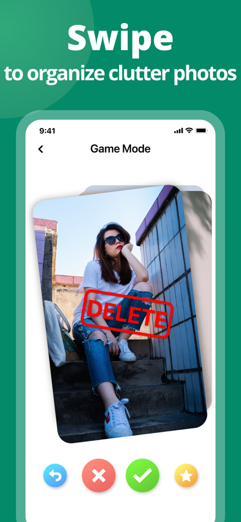 Phone CleanerㆍClean Up Storage - Interfaz de la aplicación de iPhone que muestra la función Modo Juego donde los usuarios deslizan para organizar o eliminar fotos desordenadas.