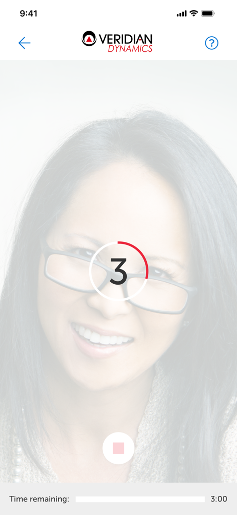 Interfaz de la aplicación móvil HireVue que muestra a un candidato grabando una entrevista en video con una cuenta regresiva de tres segundos