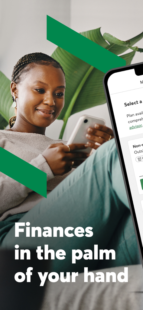 Desjardins mobile services - Eine lächelnde Frau benutzt die Desjardins Mobile Banking App auf ihrem Smartphone
