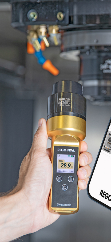 REGO-FIX FMA - Técnico sosteniendo un medidor de fuerza de sujeción de husillo REGO-FIX ForceMaster que muestra una medición de 28.9 kN