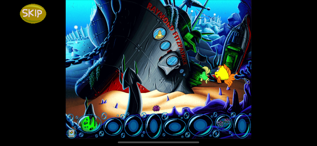 Freddi Fish 5: Coral Cove - Freddi Fish y Luther nadando cerca de un barco hundido llamado Raymond Fitzpatrick bajo el agua